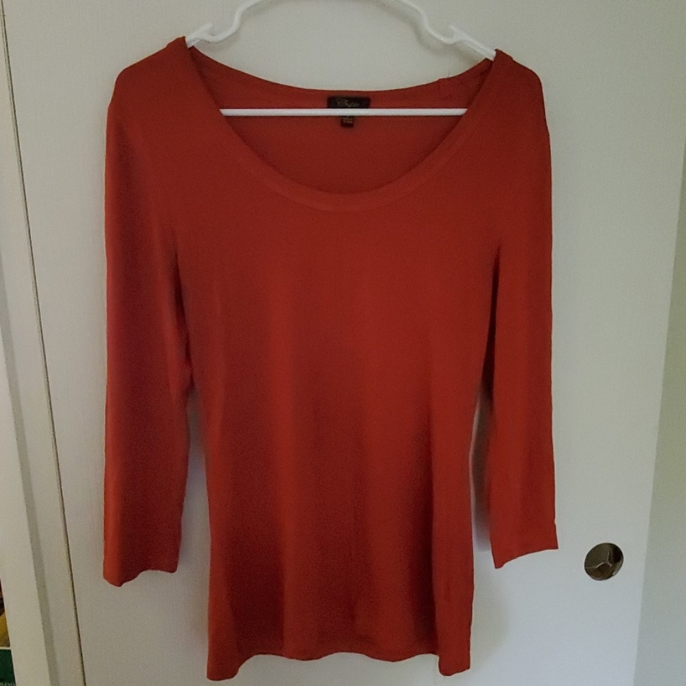 Rust colored 3/4 sleeve.